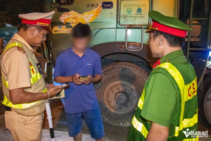 Nữ Trung tá CSGT chỉ huy bắt xe quá tải trong đêm, tài xế &#39;than&#39; muốn bỏ nghề - 7