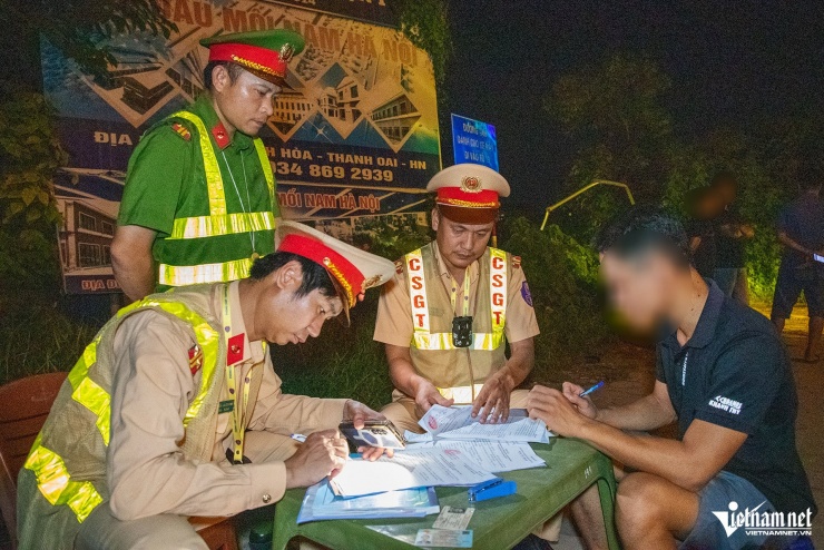 Nữ Trung tá CSGT chỉ huy bắt xe quá tải trong đêm, tài xế &#39;than&#39; muốn bỏ nghề - 8