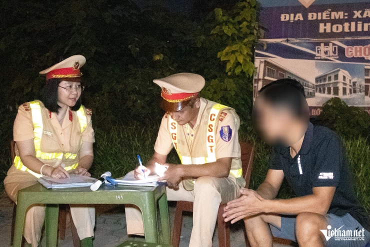 Nữ Trung tá CSGT chỉ huy bắt xe quá tải trong đêm, tài xế &#39;than&#39; muốn bỏ nghề - 9