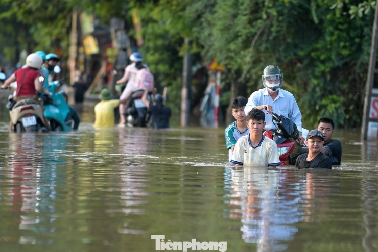 Mưu sinh giữa dòng nước ngập ở Thủ đô - 2