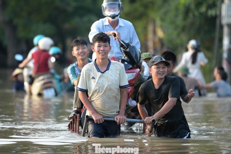 Mưu sinh giữa dòng nước ngập ở Thủ đô - 1