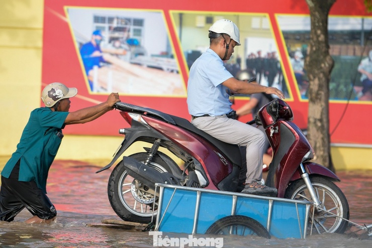 Mưu sinh giữa dòng nước ngập ở Thủ đô - 6