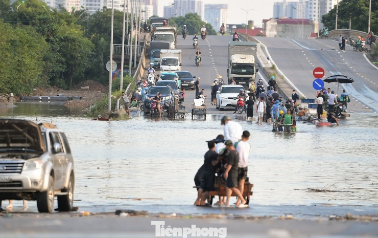 Mưu sinh giữa dòng nước ngập ở Thủ đô - 5