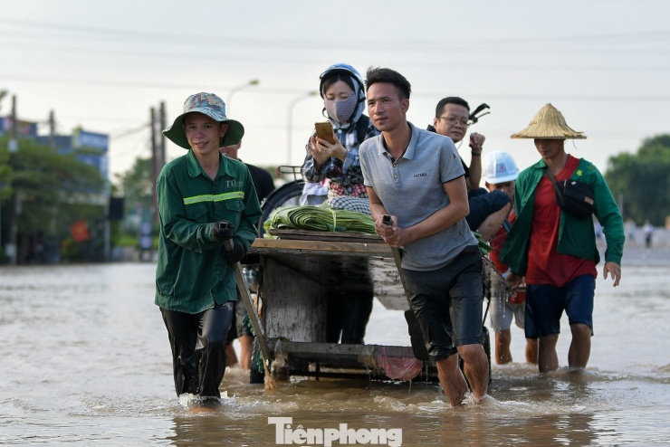 Mưu sinh giữa dòng nước ngập ở Thủ đô - 9