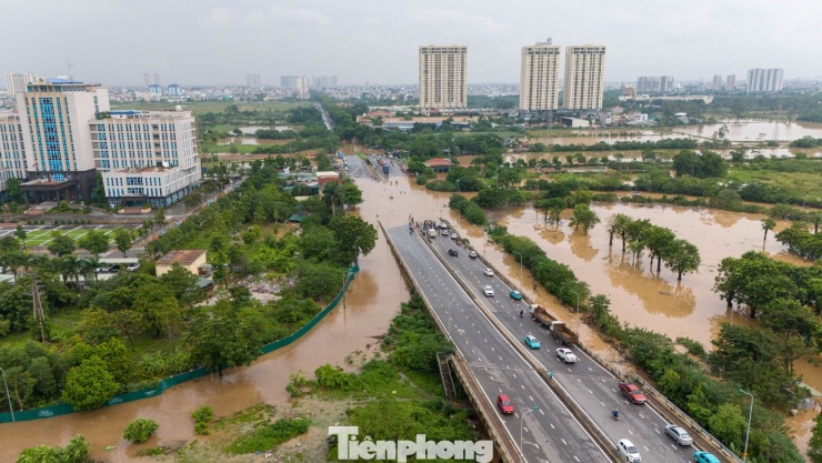 Mưu sinh giữa dòng nước ngập ở Thủ đô - 13