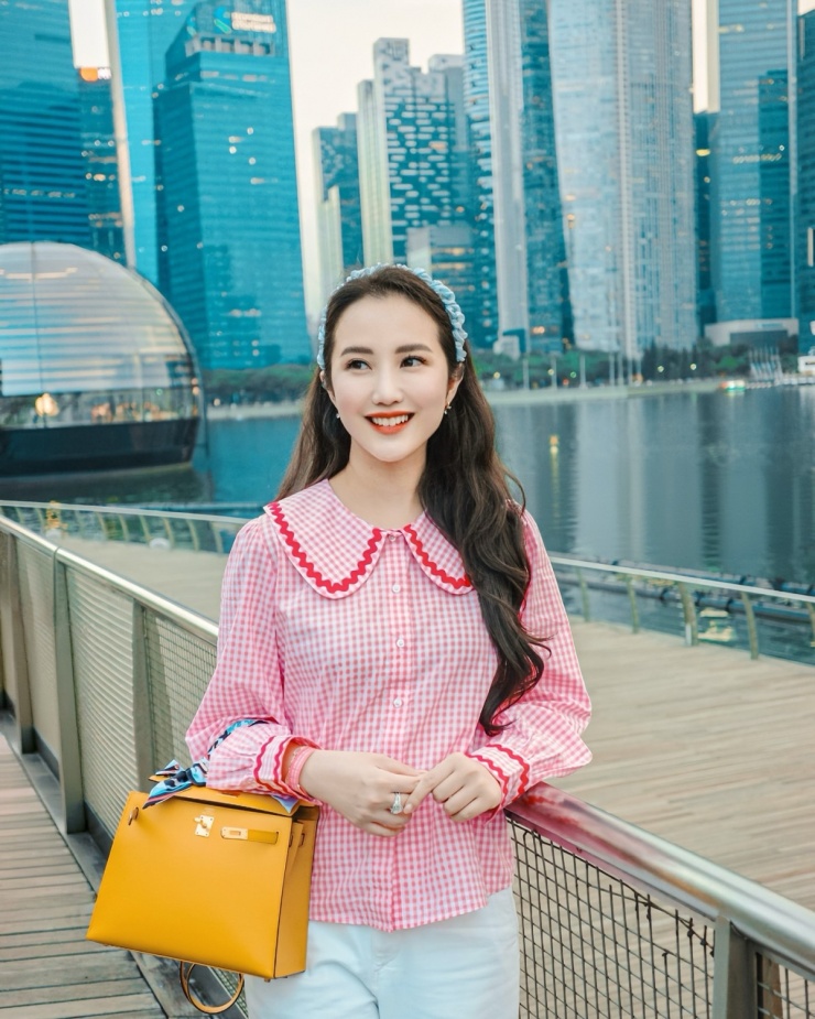 Thiết kế Kelly bà xã Phan Thành chọn có tông màu vàng nổi bật, giá bán khoảng gần 600 triệu đồng. Cô phối theo phong cách nữ tính cùng áo sơ mi caro của local brand giá một triệu đồng.