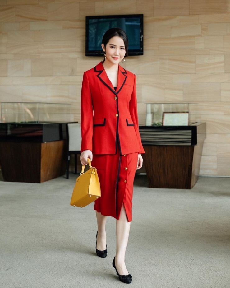 Chiếc túi được Primmy Trương sắm từ năm 2022 nhưng mới chỉ sử dụng vài lần trên ảnh. Cô thích phối mẫu Kelly này cùng trang phục nổi bật theo phong cách color block.