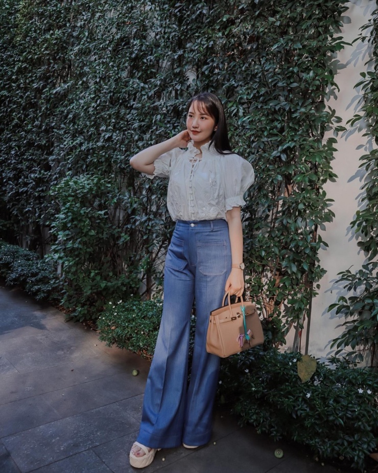 Túi Birkin màu be mang đến cho Primmy Trương vẻ thanh lịch.