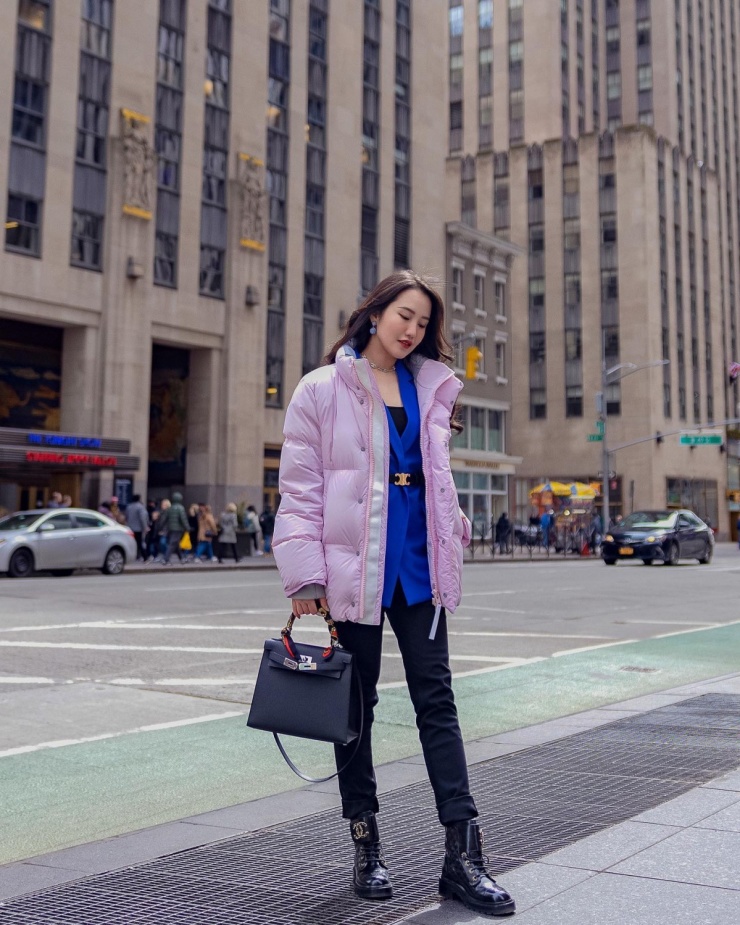 Bà mẹ hai con thường tạo điểm nhấn cho túi xách bằng những mẫu khăn lụa cũng của Hermes, giá vài chục triệu đồng mỗi chiếc.