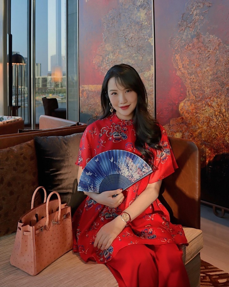 Bộ sưu tập của người đẹp sinh năm 1992 còn có thiết kế Birkin da đà điểu, giá hơn một tỷ đồng.