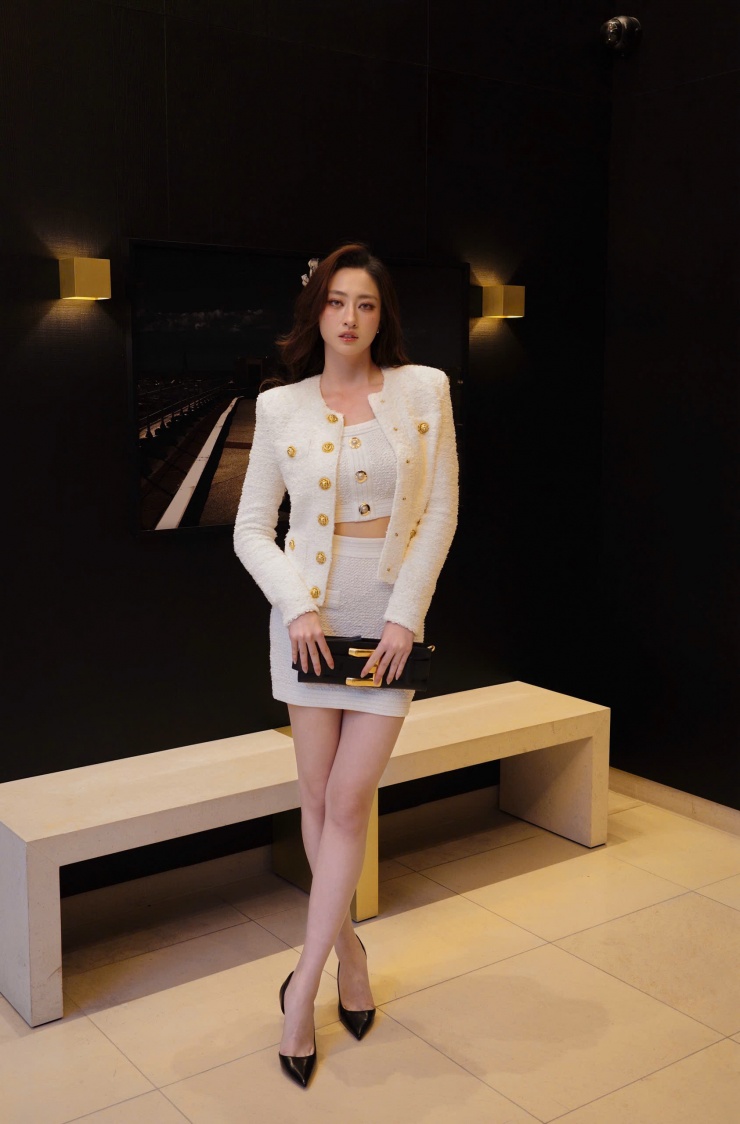 Balmain Fashion Show luôn là show diễn quy tụ hàng trăm ngôi sao, nhân vật có tầm ảnh hưởng trong lĩnh vực thời trang, nghệ thuật và giải trí. BST năm nay của nhà mốt Balmain tiếp tục chinh phục giới mộ điệu bằng tinh thần sáng tạo, sự xa hoa và tính nghệ thuật đặc trưng – nơi mà từng thiết kế trở thành một tác phẩm.&nbsp;