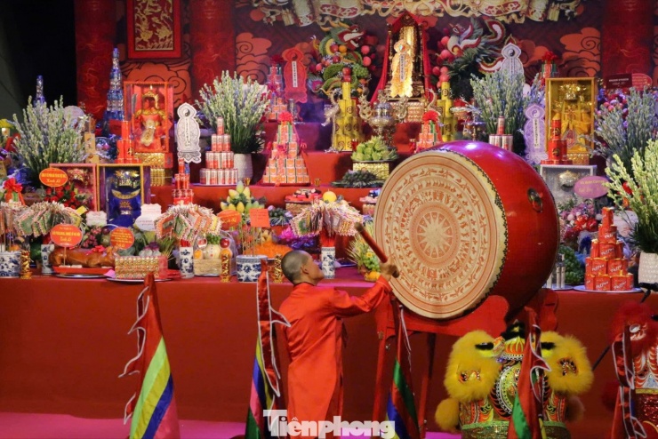 Đây là lần thứ 9 các nghệ sĩ này cùng thực hiện lễ giỗ tổ nghề sân khấu. Trước đó, các buổi lễ được tổ chức tại Cung hữu nghị Việt - Xô (Trần Hưng Đạo, Hà Nội). Gần đây, lễ giỗ Tổ nghề sân khấu mới được tổ chức ở rạp Đại Nam - địa điểm biểu diễn gắn với Nhà hát Chèo Hà Nội.