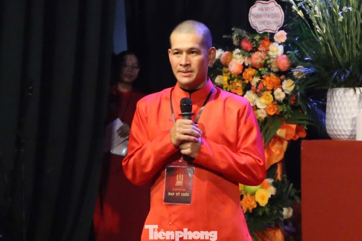 "Có thể nói rằng năm nay là năm vô cùng quan trọng đối với nền công nghiệp văn hóa và công nghiệp giải trí Việt Nam. Mỗi chúng ta đều đang là một phần trong sự phát triển ấy. Chúng ta đã chứng kiến sự nở rộ của nhiều chương trình nghệ thuật, sự lớn mạnh của các nhà sản xuất. Điều đáng quý hơn cả là chúng ta phát triển dựa trên nội lực văn hóa dân tộc", đạo diễn Việt Tú nêu.