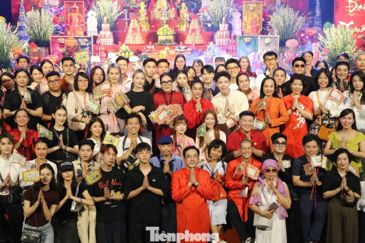 Các nghệ sĩ chụp ảnh kỷ niệm sau khi hoàn thành lễ giỗ Tổ nghề sân khấu tại Hà Nội.