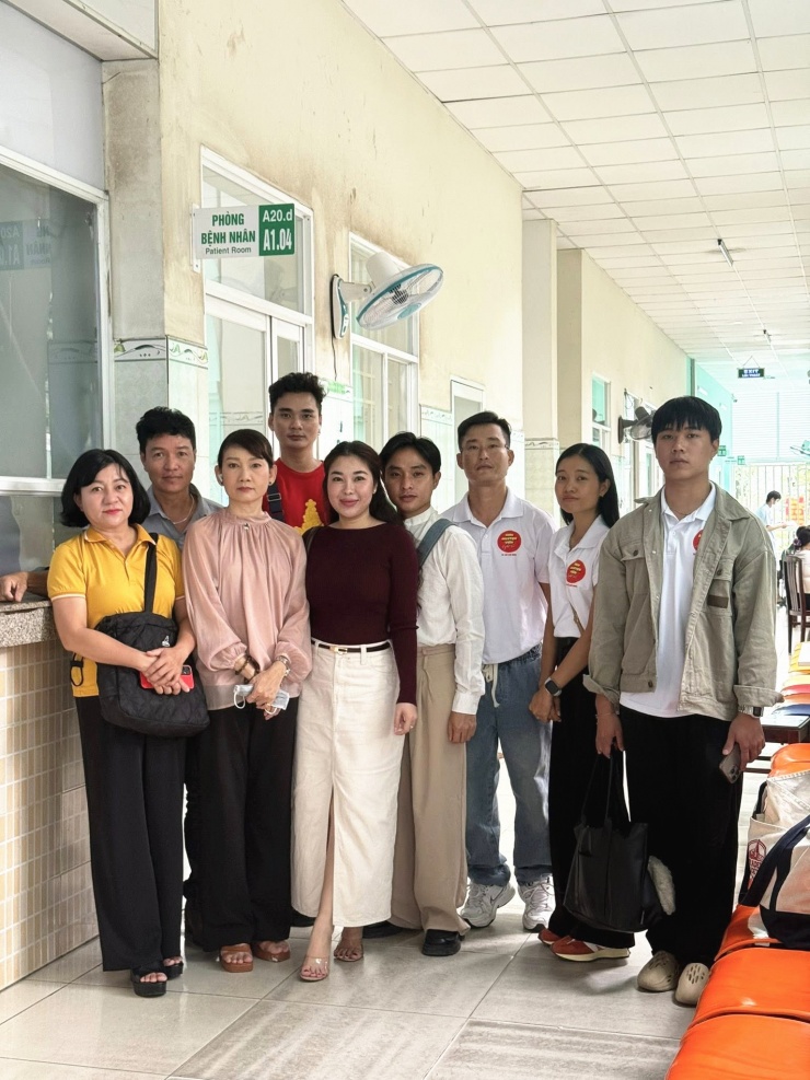 NSND Mỹ Uyên cùng người quen vào thăm nhạc sĩ Thế Hiển trưa 1/10, cũng là lần cuối. Ảnh: FBNV