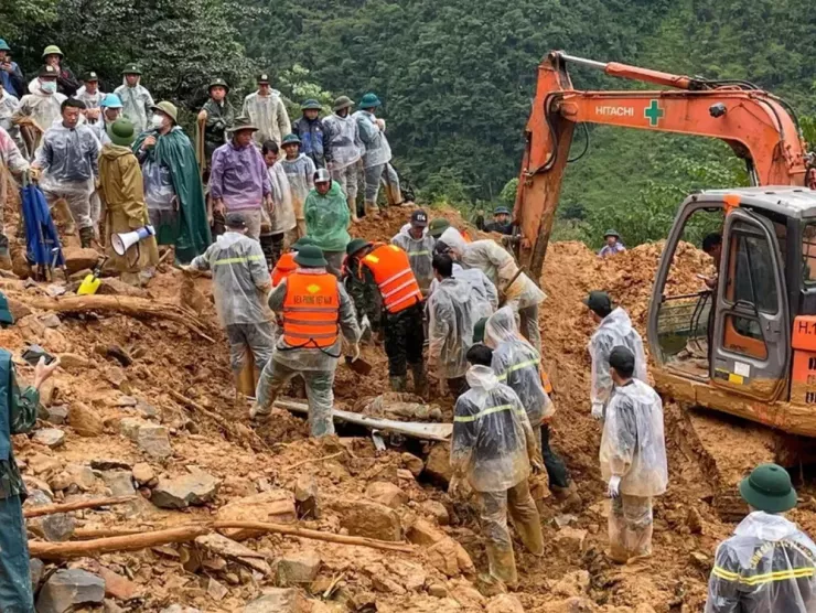 Sạt lở đất sau bão số 10 ở Tuyên Quang. Ảnh: CA