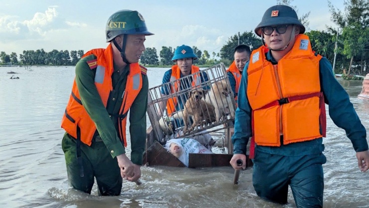 Lực lượng công an, quân sự phường Hải Dương hỗ trợ người dân ven sông sơ tán tài sản, vật dụng thiết yếu.
