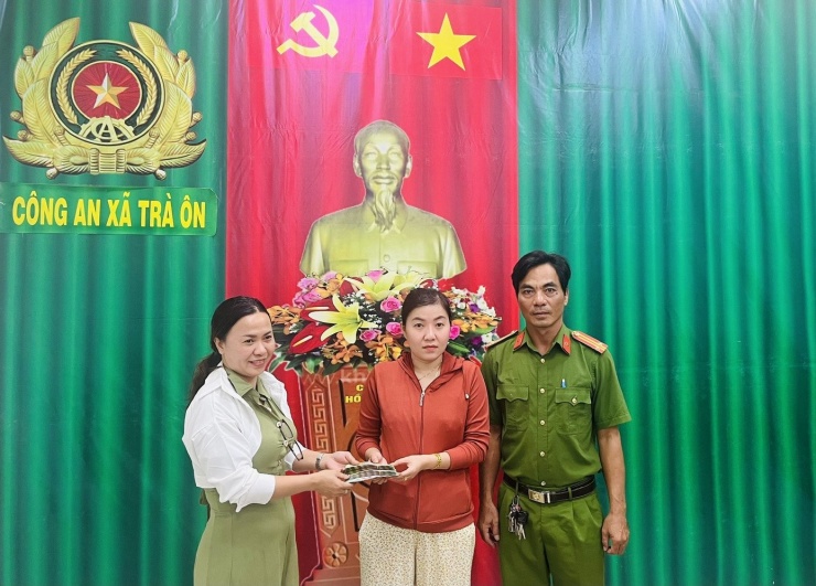 Chị Kim Ngân trả lại tiền cho người chuyển nhầm. Ảnh: La Mil