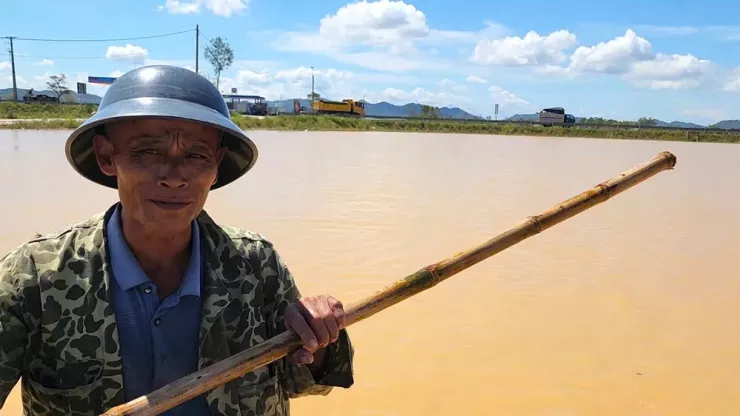 Ông Đạt phải chèo thuyền ra đường lớn để tìm hỗ trợ về lương thực. Ảnh: MINH TRƯỜNG.