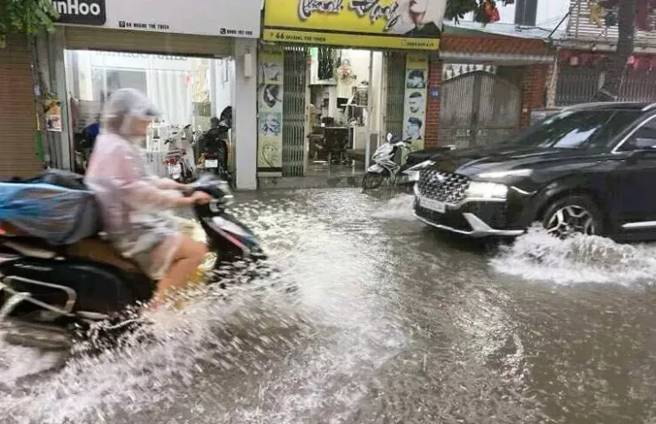 Chuyên gia phân tích lý do xe điện lội nước tốt hơn xe xăng dầu. Ảnh: VIẾT THỊNH