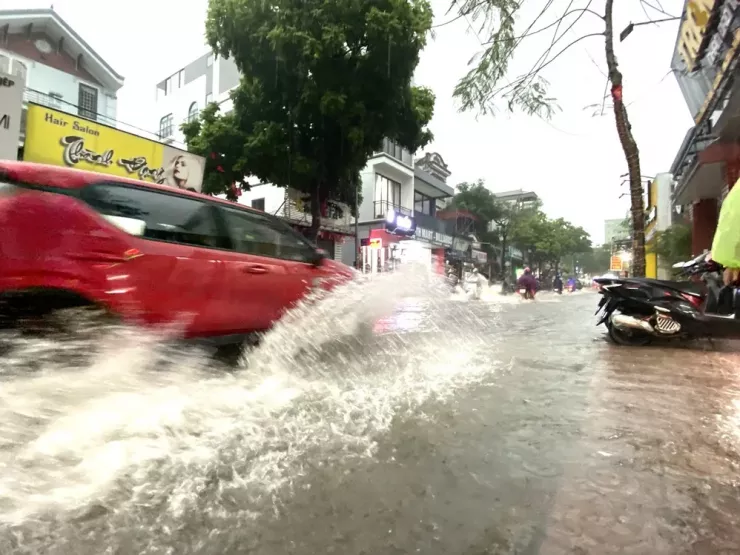 Sau thời điểm nước rút, các chủ ô tô, xe máy cần kiểm tra, bảo dưỡng để sửa chữa các bộ phận bị ảnh hưởng. Ảnh: VIẾT THỊNH