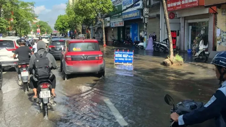 Ô tô điện đi vào vùng ngập tại Hà Nội. Ảnh: MXH