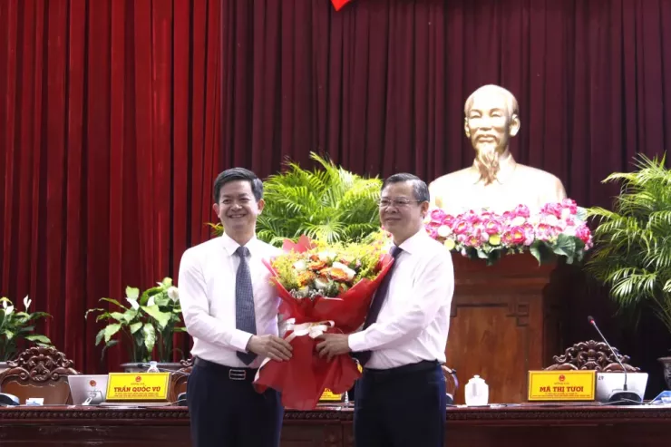 Bí thư Thành ủy Cần Thơ Lê Quang Tùng trao hoa chúc mừng Trương Cảnh Tuyên (bên phải) vừa được bầu giữ chức Chủ tịch UBND TP Cần Thơ. Ảnh: NHẪN NAM