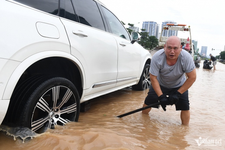 Sau những trận mưa lớn vào ngày 30/9, nhiều ô tô bị ngâm nước, không thể di chuyển trong nhiều ngày. Ảnh: Hoàng Hiệp