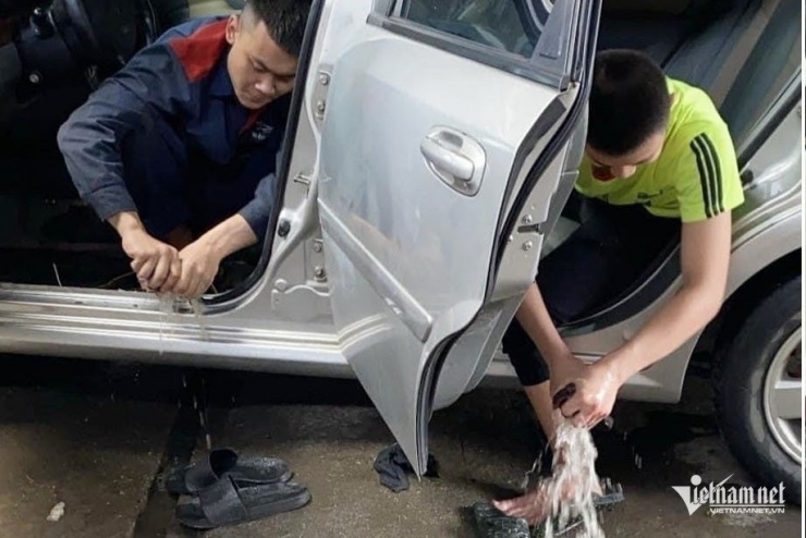 Việc làm khô, vệ sinh, lau chùi toàn bộ xe là bước quan trọng để hạn chế hư hỏng lâu dài. Ảnh: Hoàng Hiệp