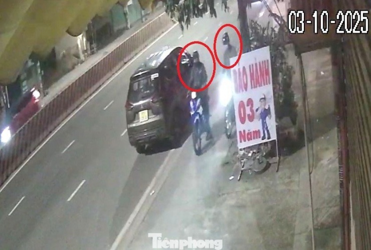 Hai đối tượng tiếp cận xe ô tô