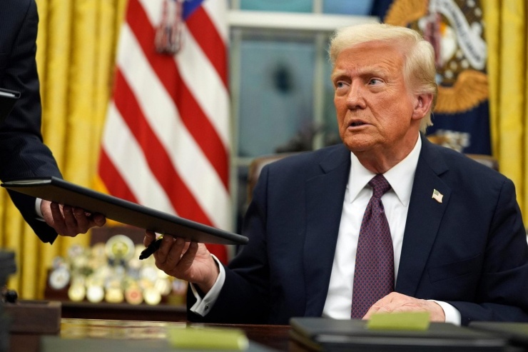 Ariana nhiều lần nhắm vào ông Trump trên mạng xã hội. Ảnh: AP.