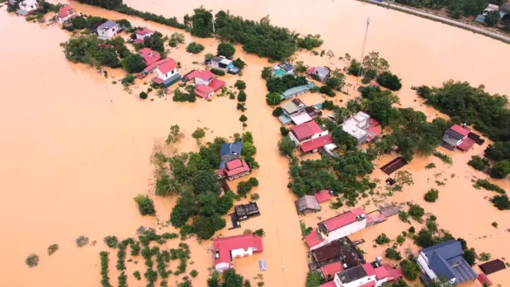 Hàng ngàn ngôi nhà ở xã Kim Tân, tỉnh Thanh Hoá vẫn ngập sâu trong nước lũ từ ảnh hưởng của bão Bualoi. Ảnh: Đặng Trung