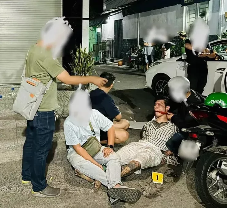 Công an TP.HCM khống chế, bắt Tú "cơ". Ảnh: CA