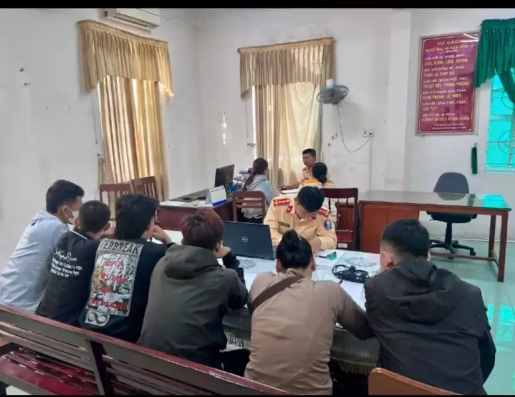 CSGT mời làm việc, xử lý đoàn rước dâu không đội mũ bảo hiểm. Ảnh: PC08
