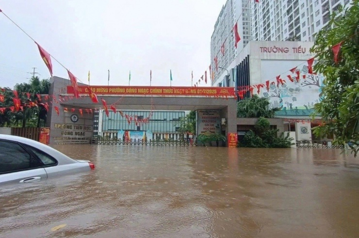 Trường học ở Hà Nội bị ngập nước do ảnh hưởng của cơn bão số 10.