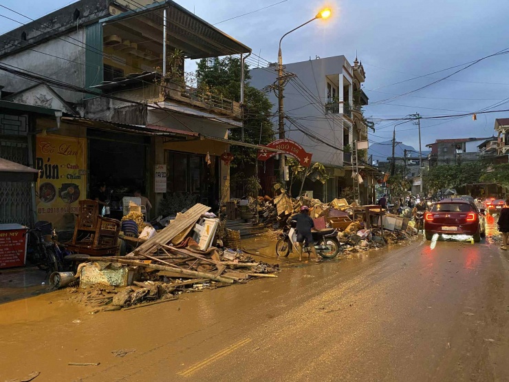 Rác thải được gom lại ở ven đường đợi máy xúc, phương tiện đến dọn dẹp. Ảnh: Hà Giang