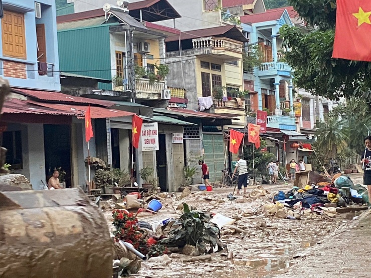 Bùn đất, rác thải ngổn ngang tại các khu dân cư phường Hà Giang 2. Ảnh: Hà Giang