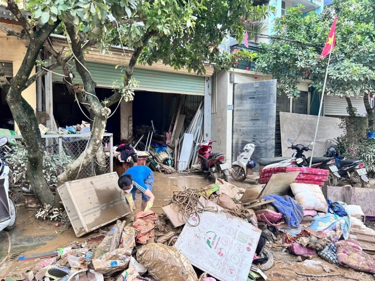 Vật dụng sinh hoạt của nhiều gia đình bị hư hỏng, phải bỏ đi. Ảnh: Hà Giang