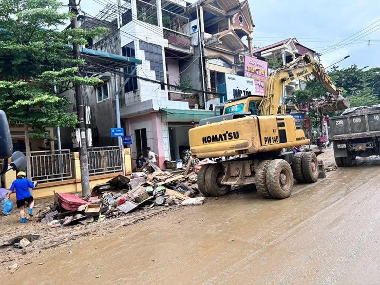 Các máy xúc công suất lớn được chính quyền địa phương huy động để hỗ trợ người dân. Ảnh: Hà Giang