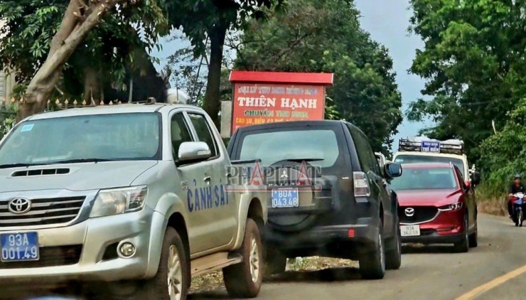 Xe của cơ quan chức năng đến hiện trường để điều tra vụ án. Ảnh: VŨ HỘI.