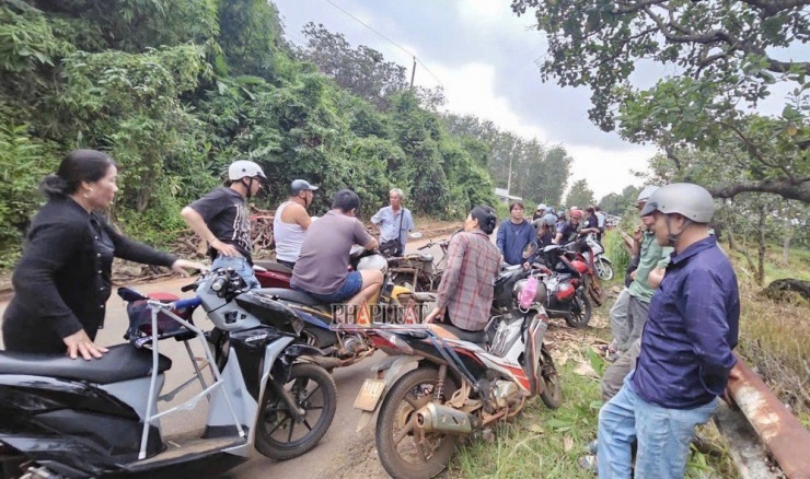  Người dân  sống gần gia đình nạn nhân bàng hoàng khi nghe về vụ án mạng 3 người  chết. Ảnh: VŨ HỘI.  