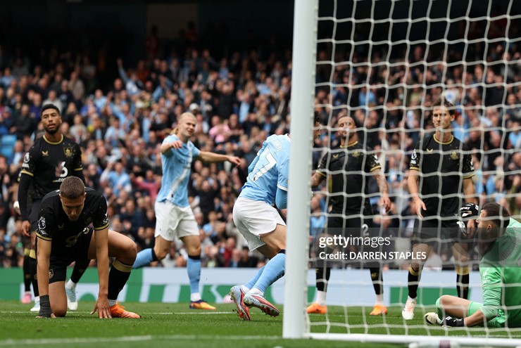 Khoảnh khắc khó tin: AS Roma hỏng 3 quả phạt đền, Esteve phản lưới 2 lần