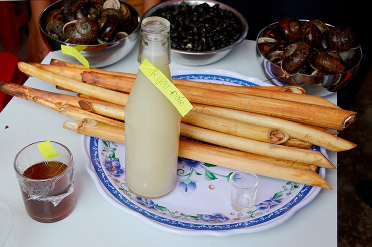 Ở Gia Lai, có một thứ rượu đặc sản "vạn người mê" được lấy từ thân của cây đoák, đó chính là rượu đoák.
