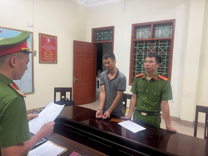 Cơ quan công an đọc lệnh tạm giữ hình sự Nguyễn Văn Hòa. Ảnh: H. Hưng