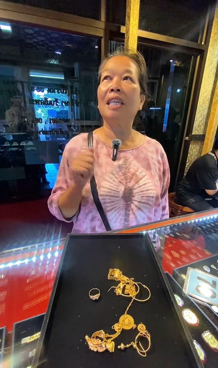 Mang vàng bạn trai cũ tặng đi bán, người phụ nữ sốc nặng khi biết giá trị - 1