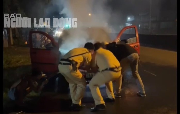 CSGT Tây Ninh cứu đôi nam nữ mắc kẹt trong chiếc ôtô bốc cháy - 1