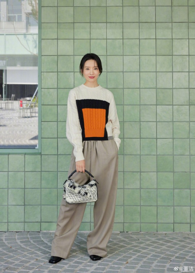 Nữ diễn viên đổi từ đệm mềm sang giường cứng để cải thiện tư thế, giữ vóc dáng thanh mảnh. Ảnh: Weibo