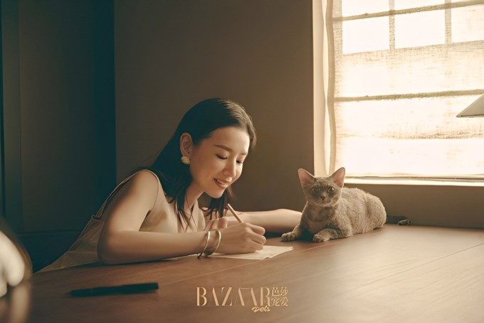 Tâm thái bình thản giúp Đổng Khiết giữ nhan sắc trẻ trung. Ảnh: Harper's Bazaar