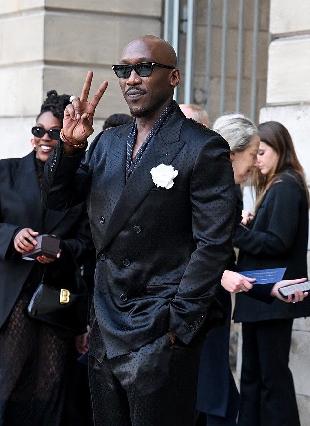 Diễn viên đoạt giải Oscar Mahershala Ali xuất hiện bảnh bao trong bộ vest đen lụa họa tiết chấm bi.