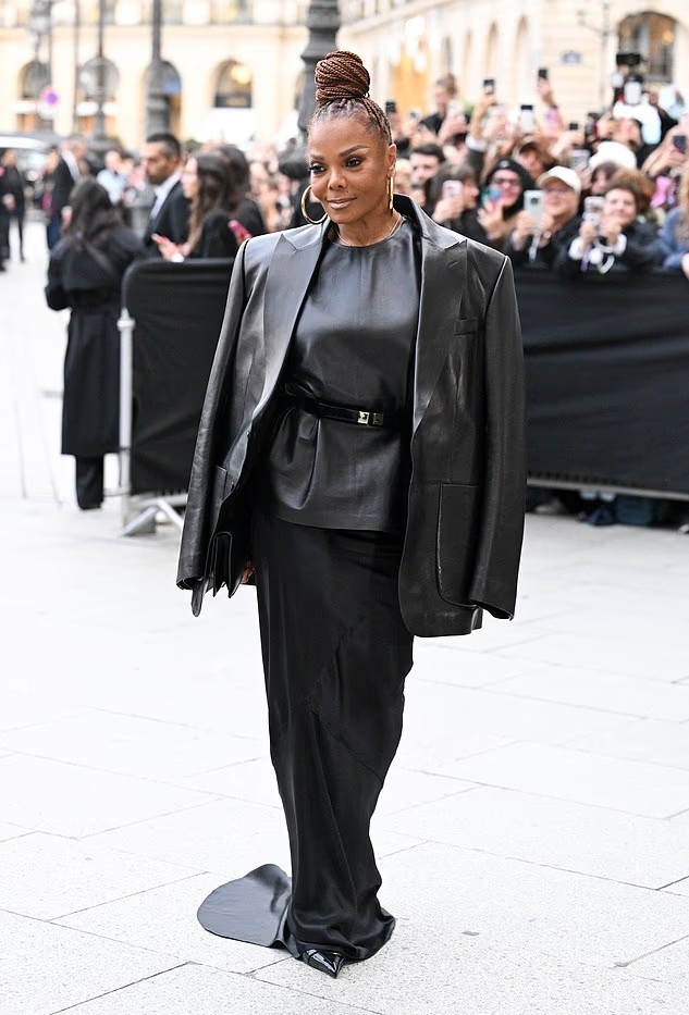 Ca sĩ Janet Jackson diện cây đen sang trọng kết hợp trang sức vàng.